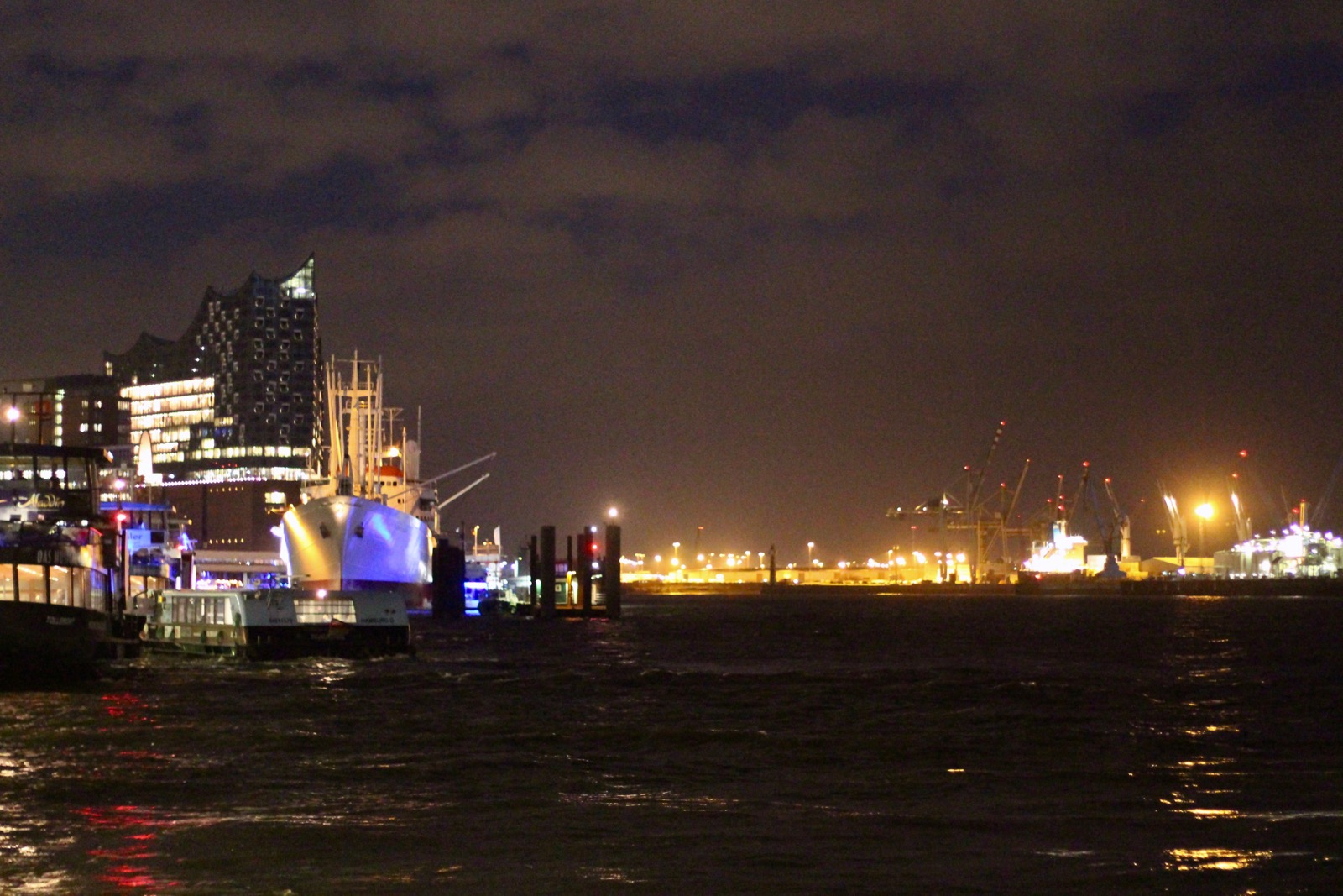 Nachtspaziergang im Hafen